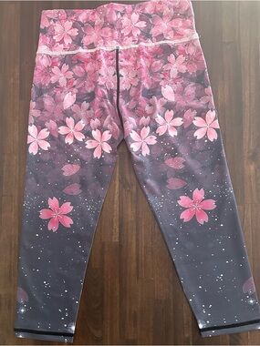 Ladies Pink Floral Print Active Leggings Size Medium. Never worn